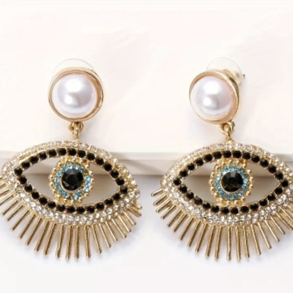 Chic Gold and Black Eye Earrings with Pearl Accent